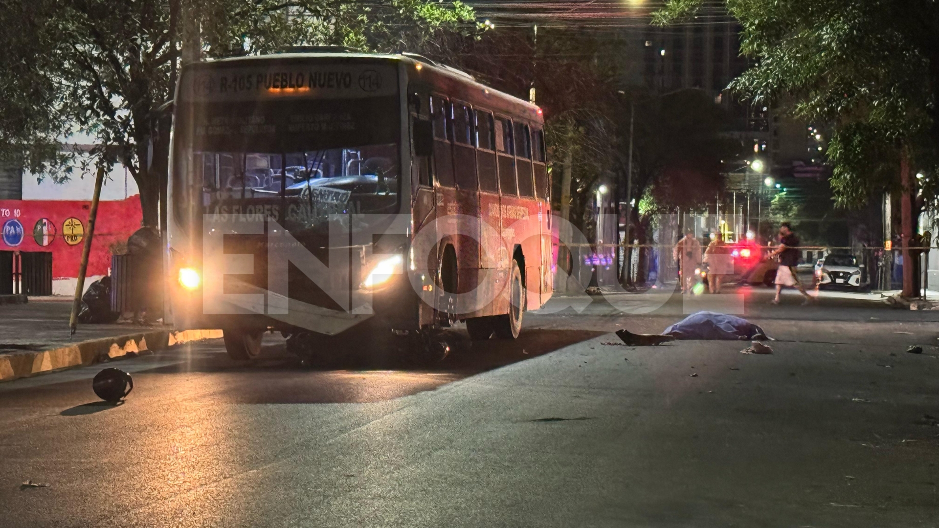 Motociclista muere atropellado por camión urbano en Monterrey