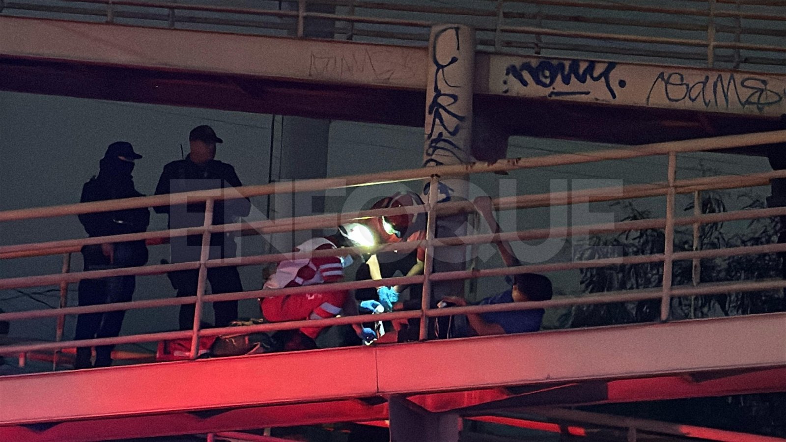 Dos menores resultan heridos tras ataque a balazos en puente peatonal de Monterrey