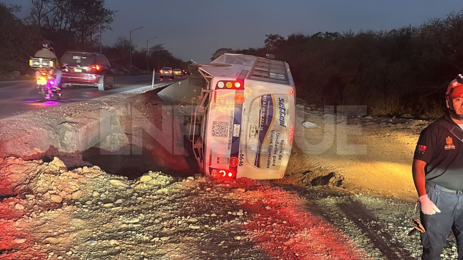 Volcadura de camión de personal deja ocho lesionados en Juárez
