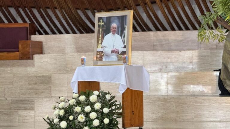 Regios ofician Misa Papa Francisco en la Basilíca