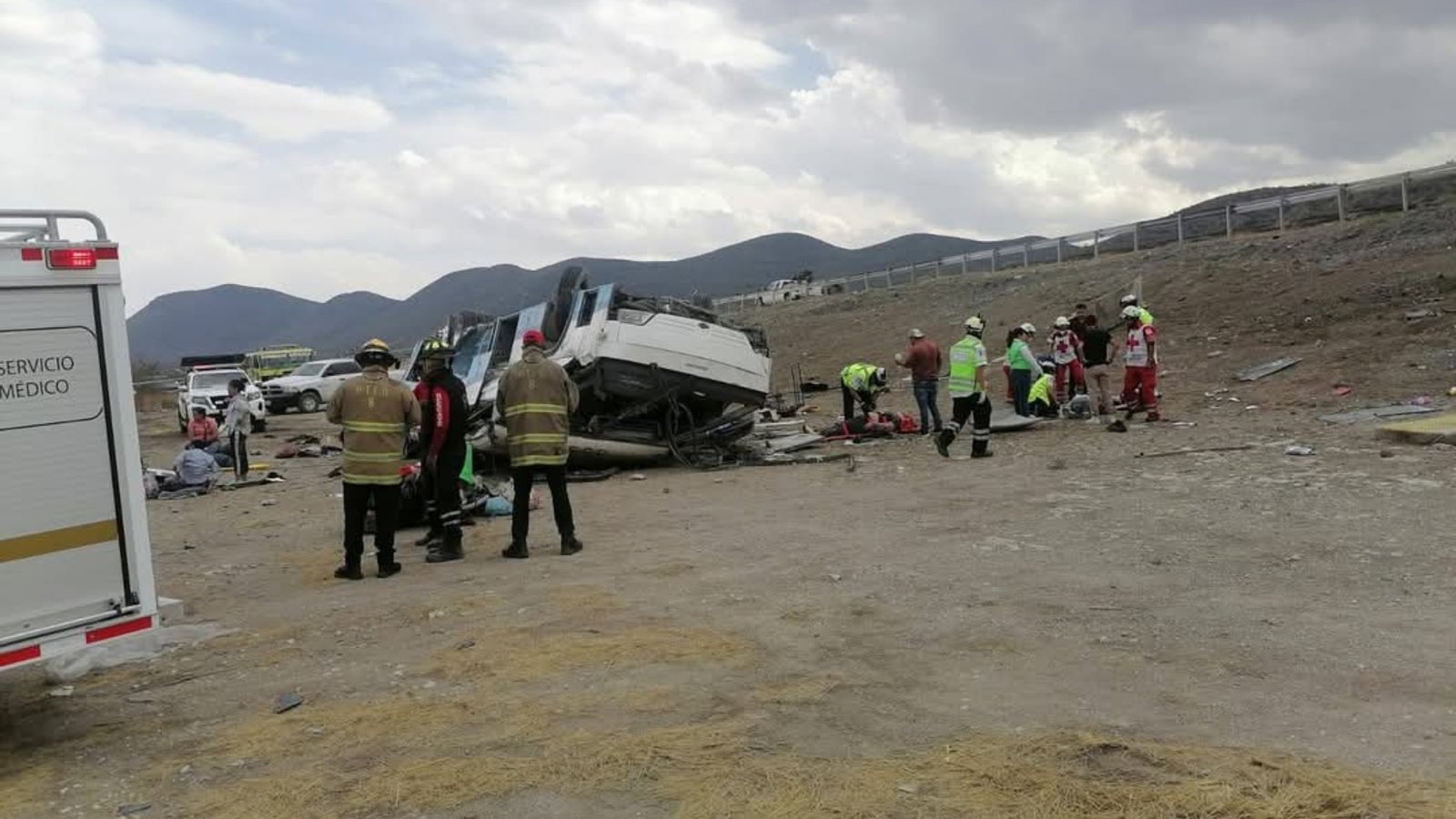VIDEO | Volcadura de autobús en Galeana deja 2 muertos y 15 lesionados