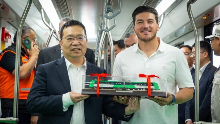 Pone en marcha Samuel nuevos trenes MM-25 para la L1 del Metro