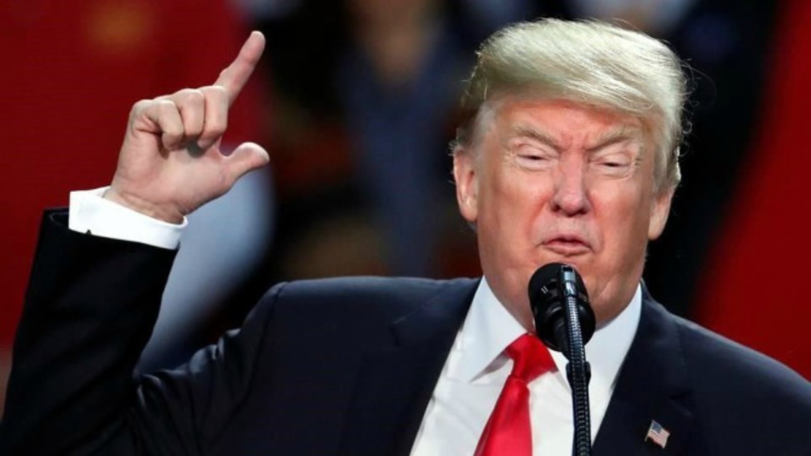 Trump califica a los medios de “enfermos” tras encuestas desfavorables