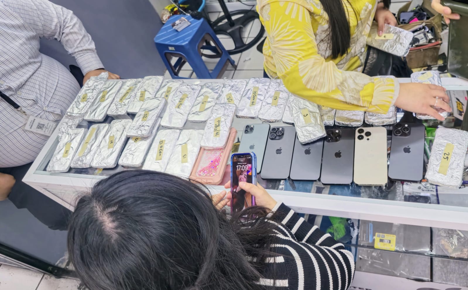Asegura Fiscalía NL 50 celulares durante cateo en la Plaza de la Tecnología