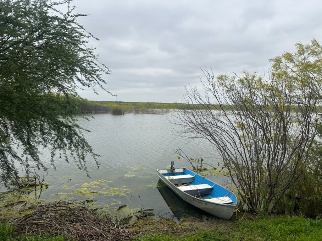 Hombre desaparece tras volcarse su lancha en laguna de Vallecillo