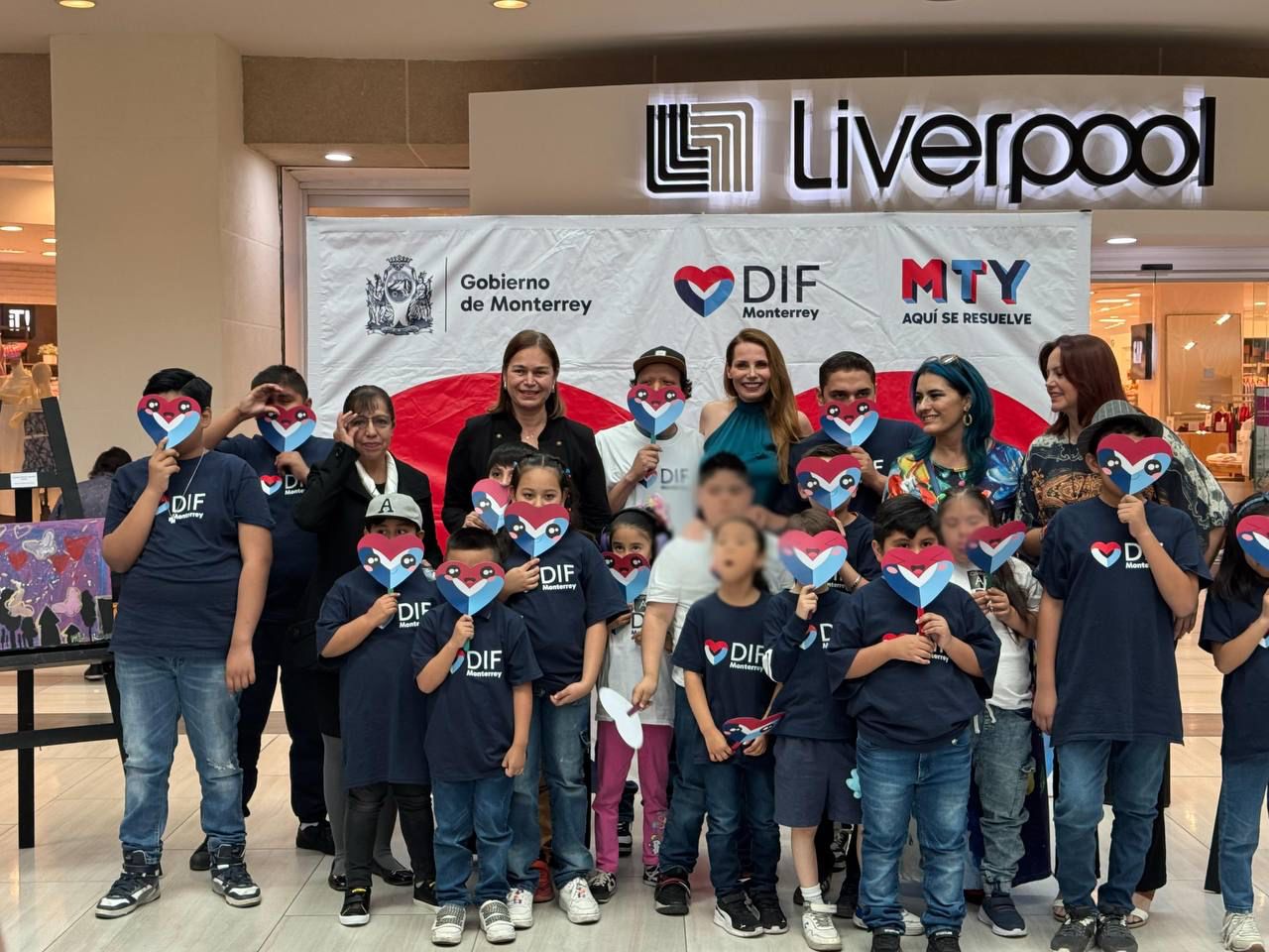 DIF Monterrey inaugura exposición artística hecha por niños con autismo