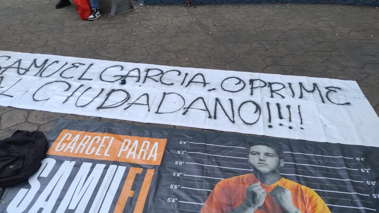 Colectivo ‘Voz de los Usuarios’ realiza plantón indefinido en Palacio de Justicia