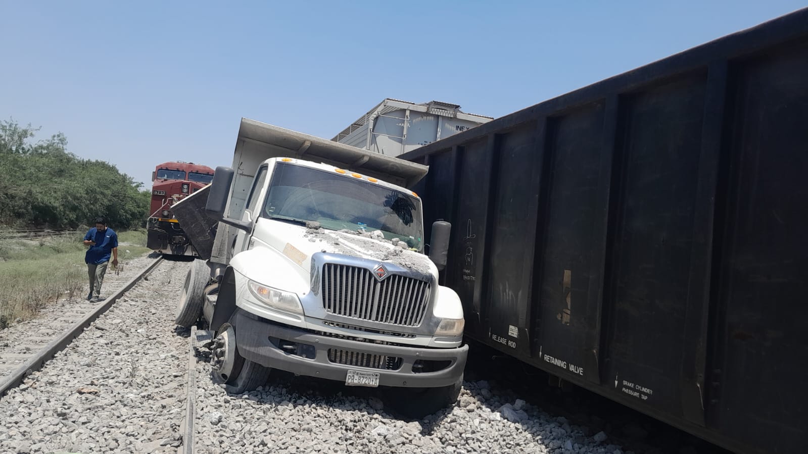 Camión de volteo es embestido por tren en Salinas Victoria