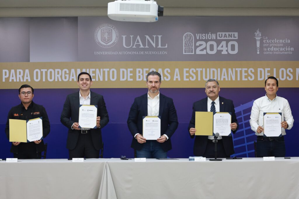 Monterrey y UANL otorgan becas a estudiantes vulnerables de nivel medio y superior