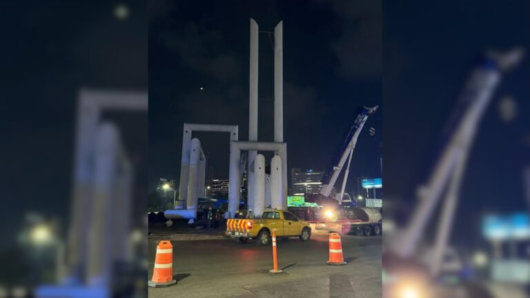 Inicia reubicación de la escultura “Los Tubos” en San Pedro