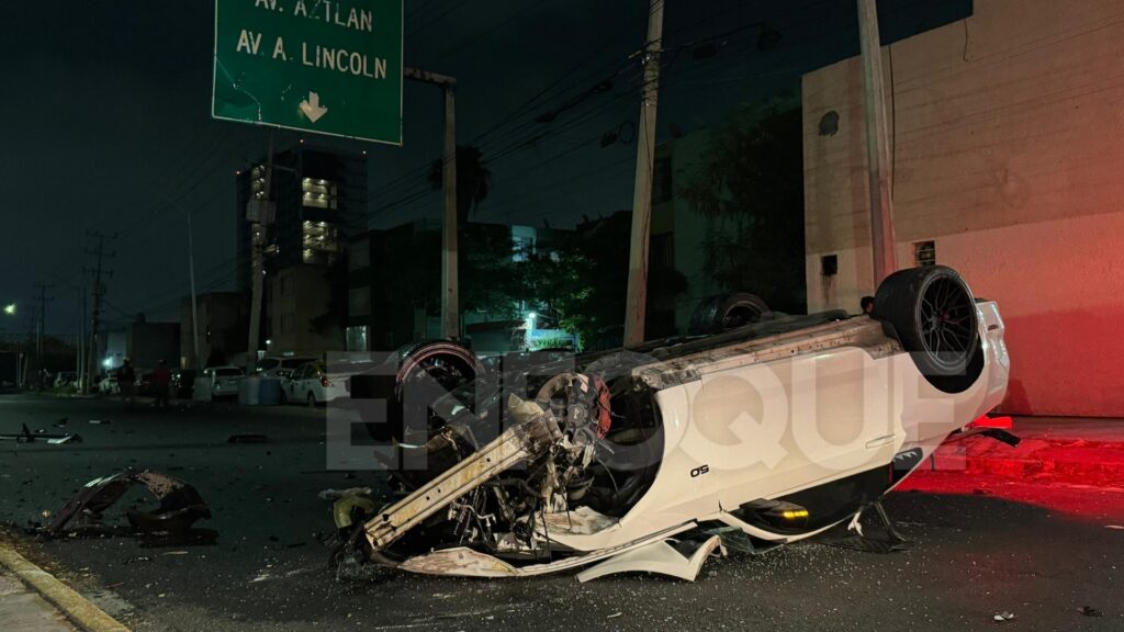 Auto deportivo cae de puente en Rangel Frías