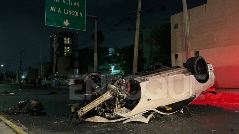 Auto deportivo cae de puente en Rangel Frías