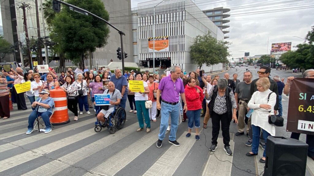 Maestros jubilados del SNTE Sección 50 protestan por pago de pensiones