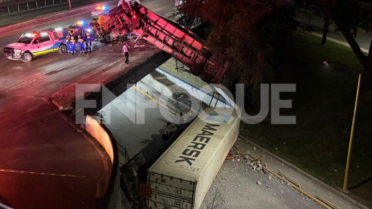Volcadura de tráiler afecta vialidad frente a la UANL, San Nicolás