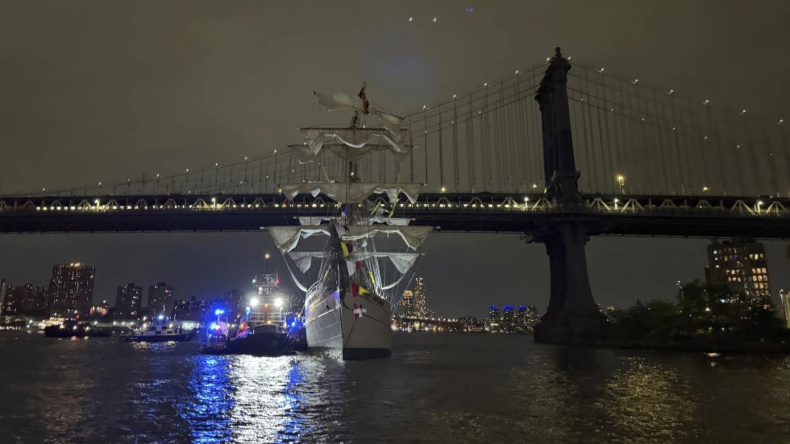 Buque Escuela Cuauhtémoc choca contra el Puente de Brooklyn: 2 muertos y al menos 19 heridos