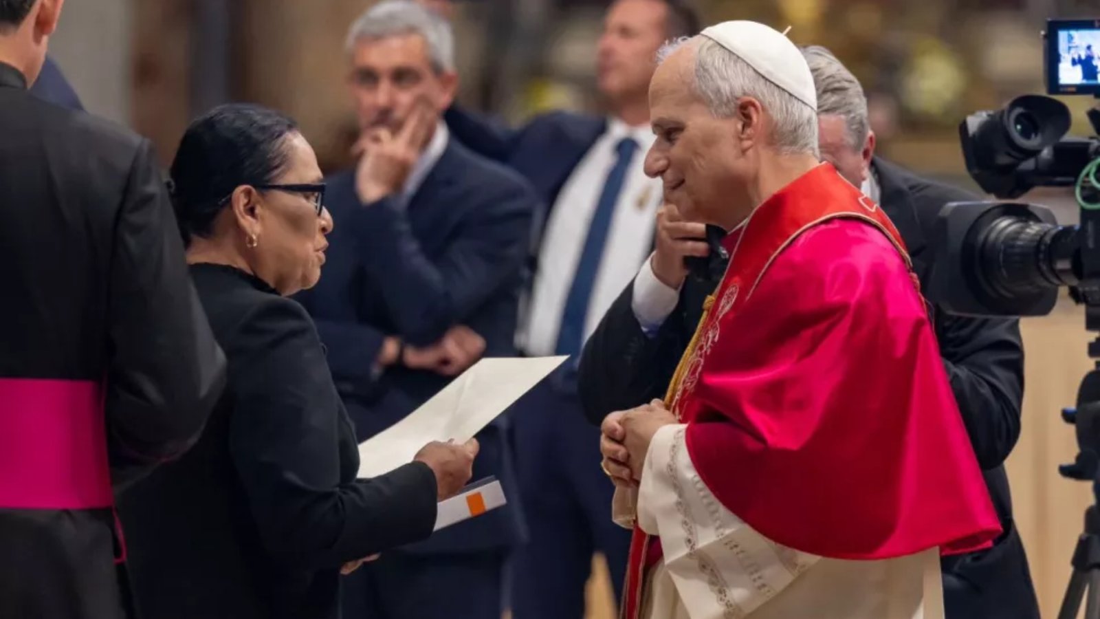 Entrega Rosa Icela al Papa León XIV carta de invitación para visitar México