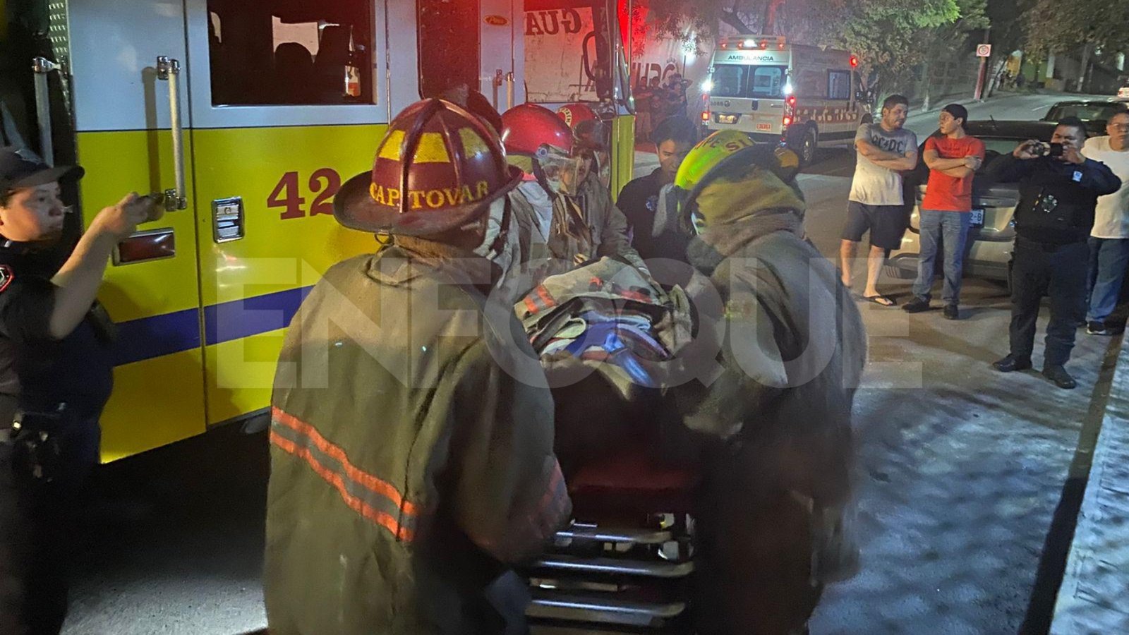 Bomberos de Guadalupe rescatan a mujer de incendio