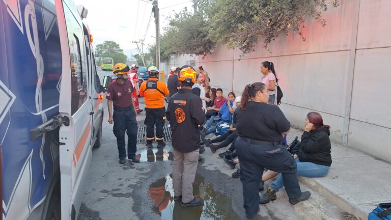 Vuelca camión de personal en Escobedo ; hay 20 lesionados