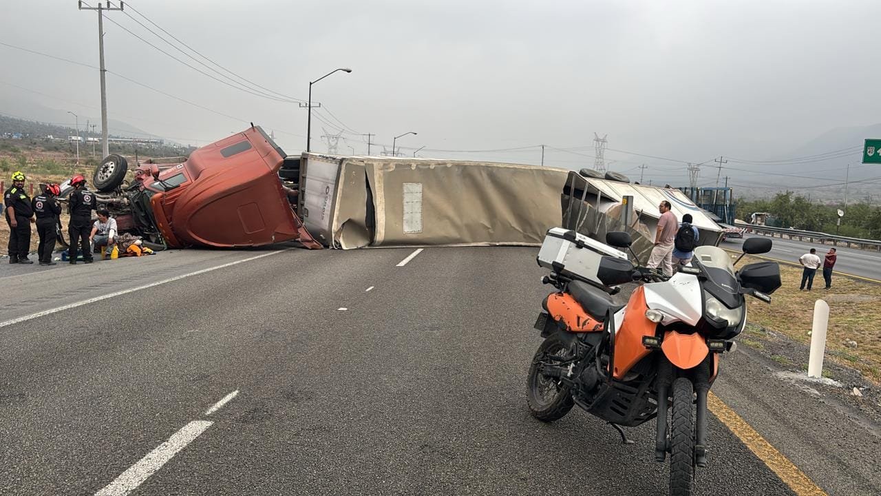 Volcadura de tráiler provoca cierre de la Carretera a Saltillo en Santa Catarina