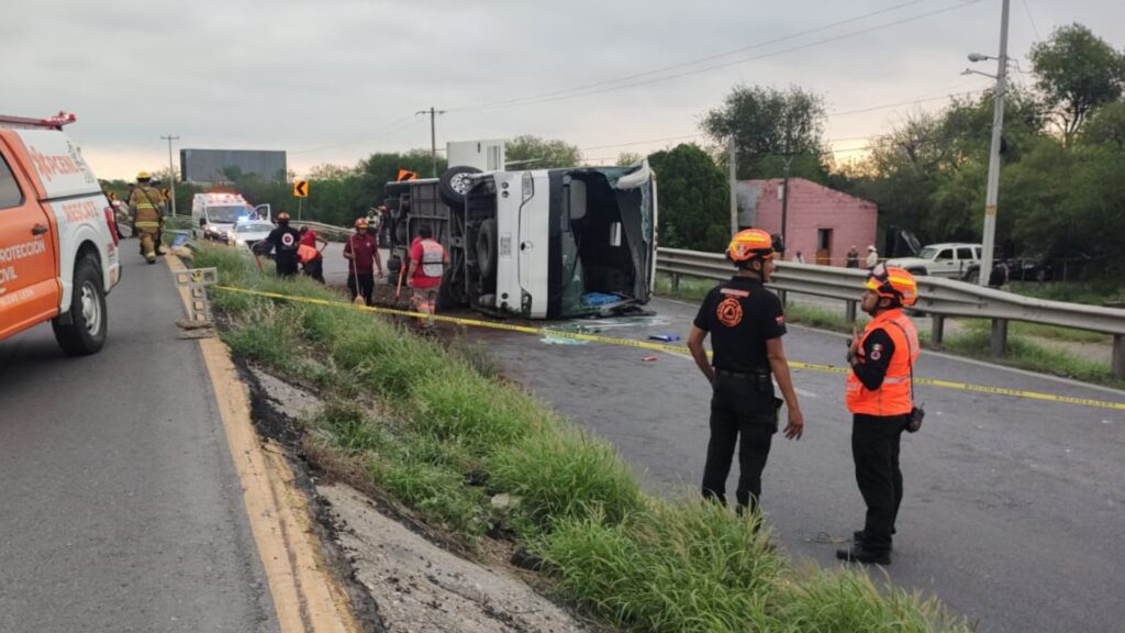 11 muertos y 22 heridos deja volcadura de autobús en Hualahuises