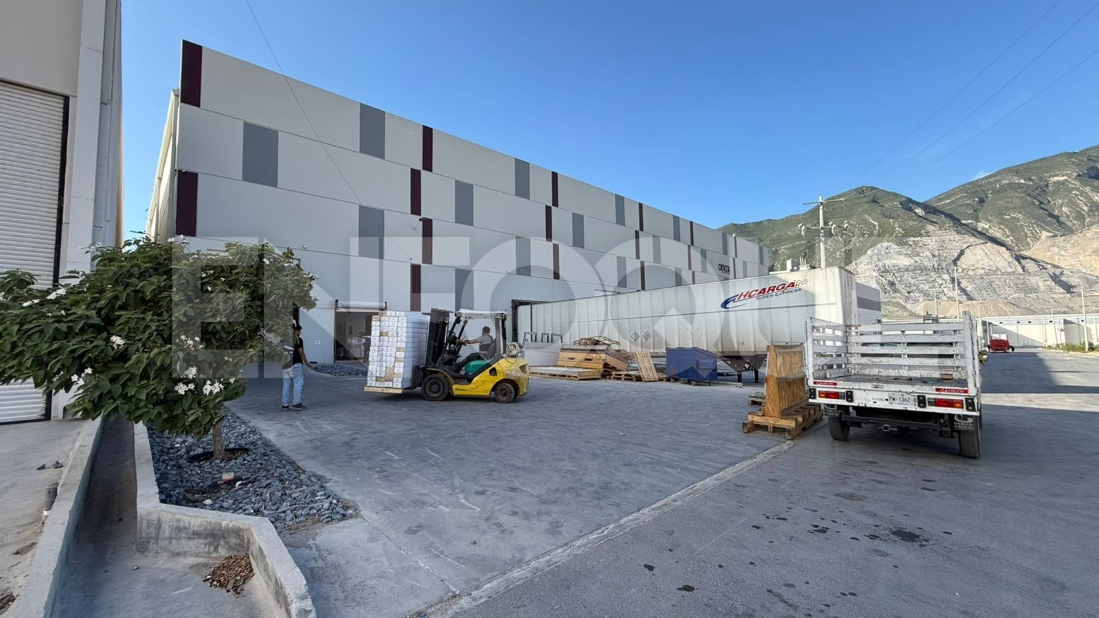 Obrero queda grave tras caerle 5 placas de porcelanato en Santa Catarina