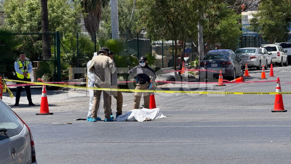 Muere motociclista tras ser embestido en el centro de Monterrey