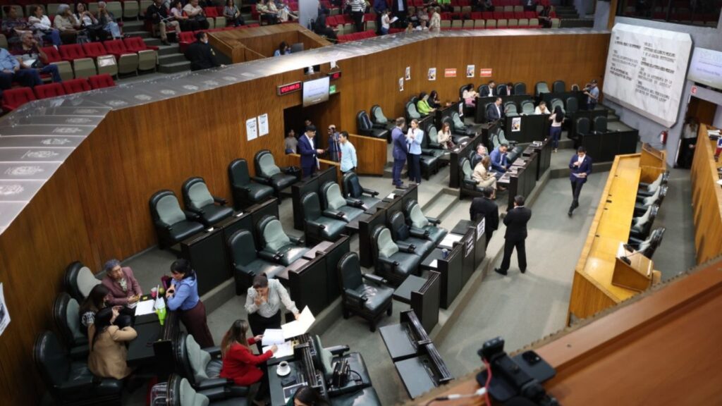 Se van de vacaciones pese a rezago legislativo