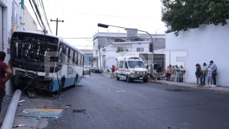 12 lesionados tras choque entre camión de la ruta 322 en el centro de Monterrey