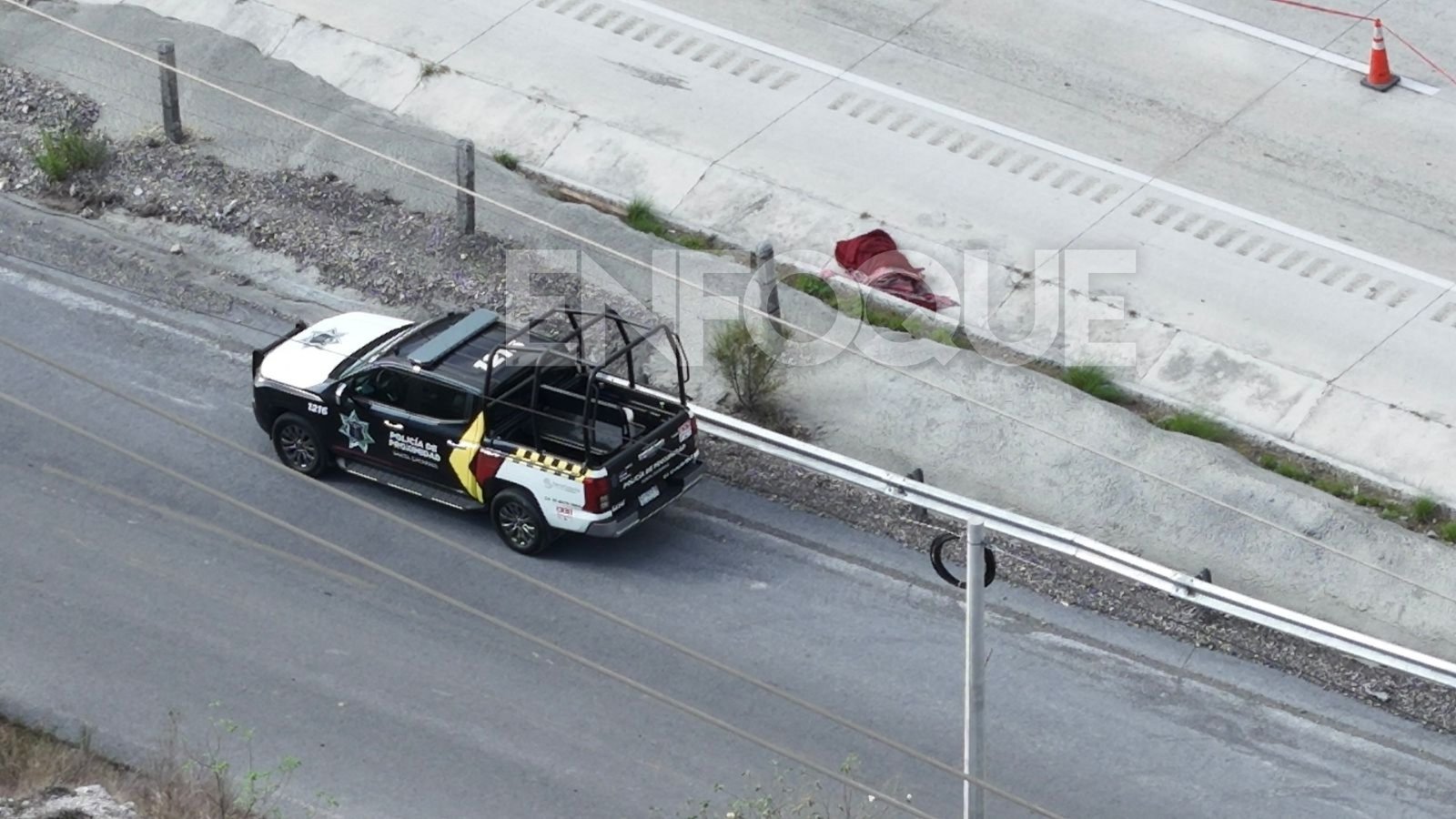 Hallan cuerpo encobijado en la Autopista Monterrey-Saltillo