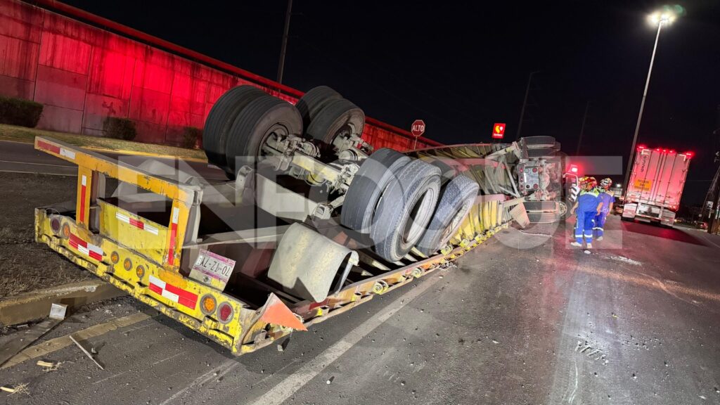 Tráiler con rollo de acerovuelca en Manuel L. Barragán, en San Nicolás