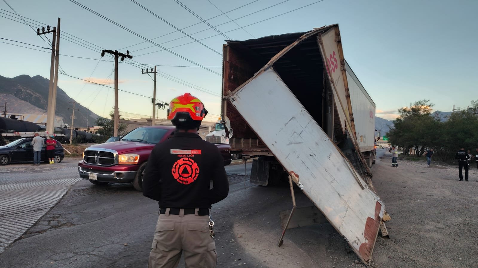 Tráiler intenta ganarle el paso al tren en García