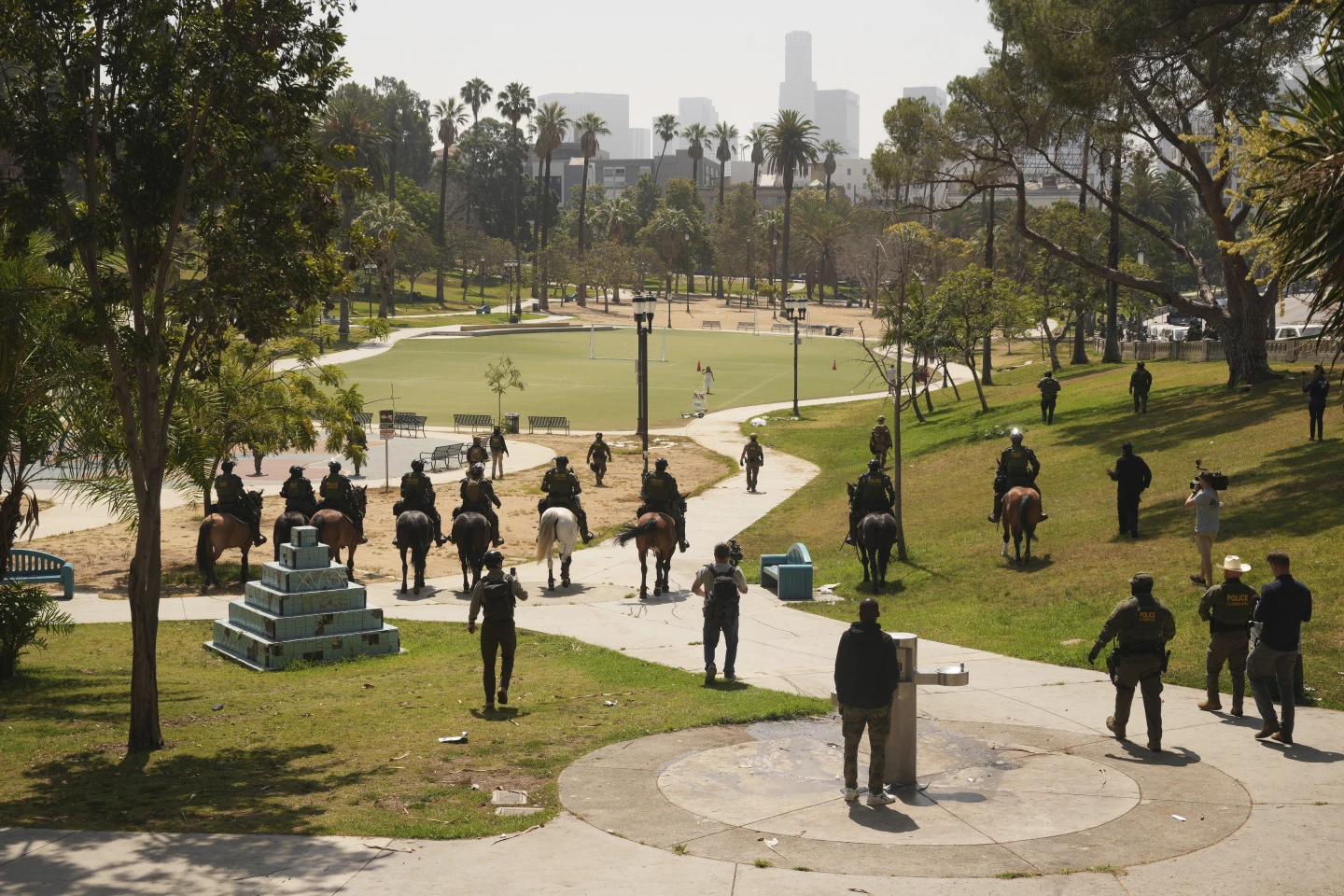 Redada migratoria en parque de Los Ángeles moviliza a casi 100 agentes federales