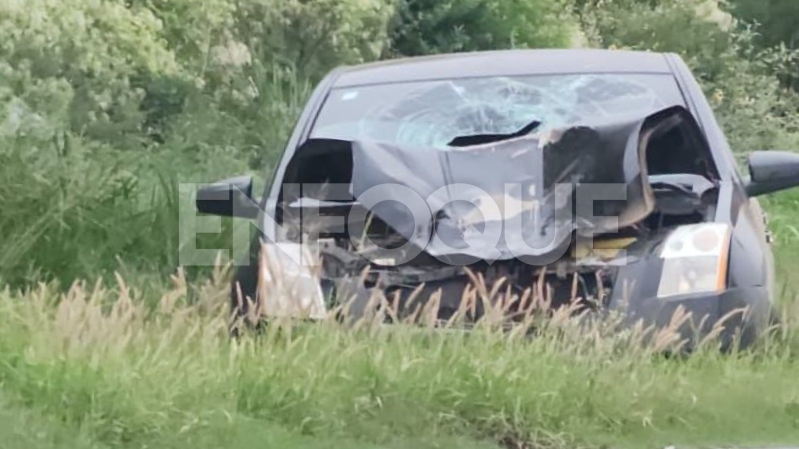 Mujer muere y hombre resulta herido tras choque en Linares