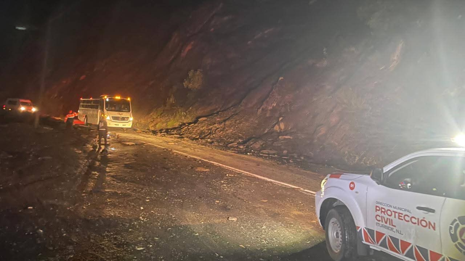 Deslave en la carretera Linares-Iturbide