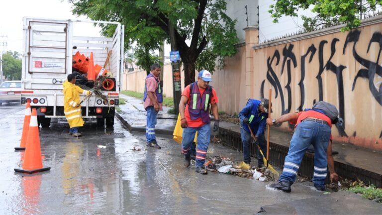 Refuerza Monterrey limpieza de pluviales ante lluvias