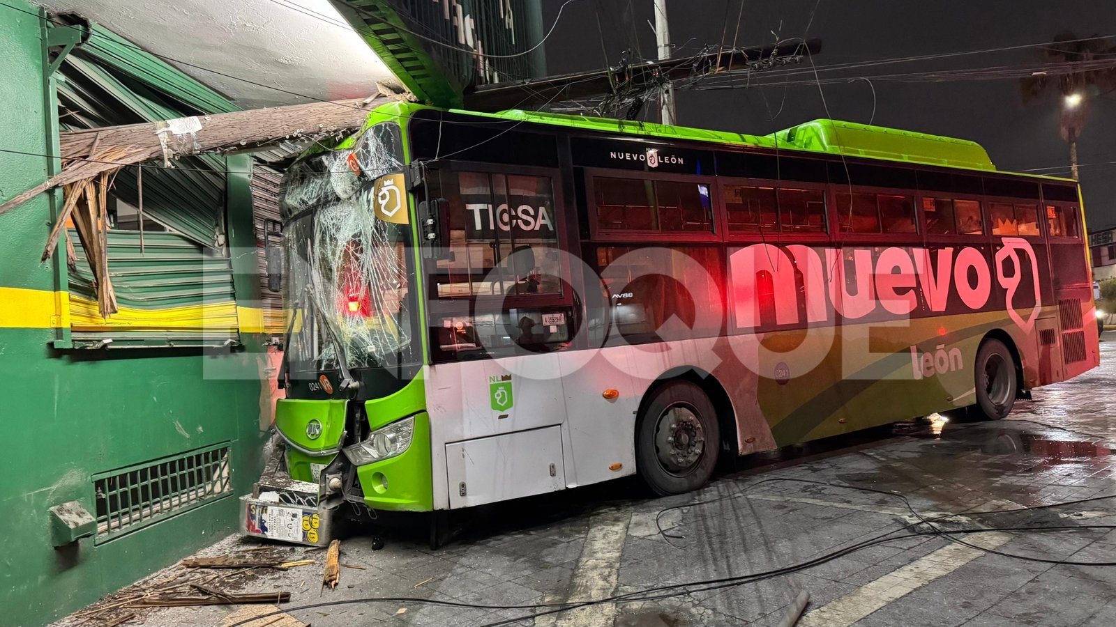 Ruta 214 se estrella contra casa de empeño en el centro de Monterrey