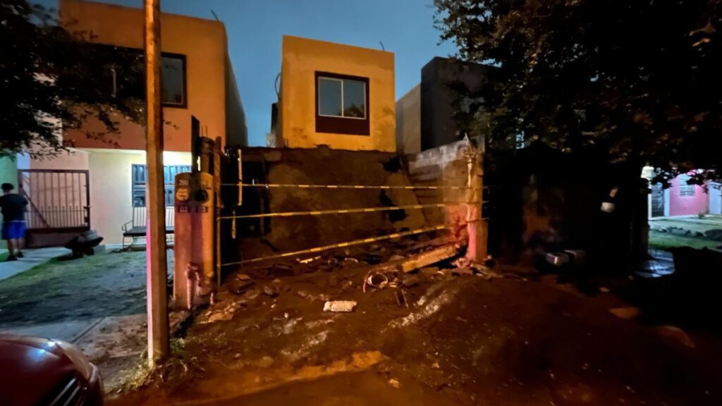 Se derrumba techo de cochera en vivienda de Juárez