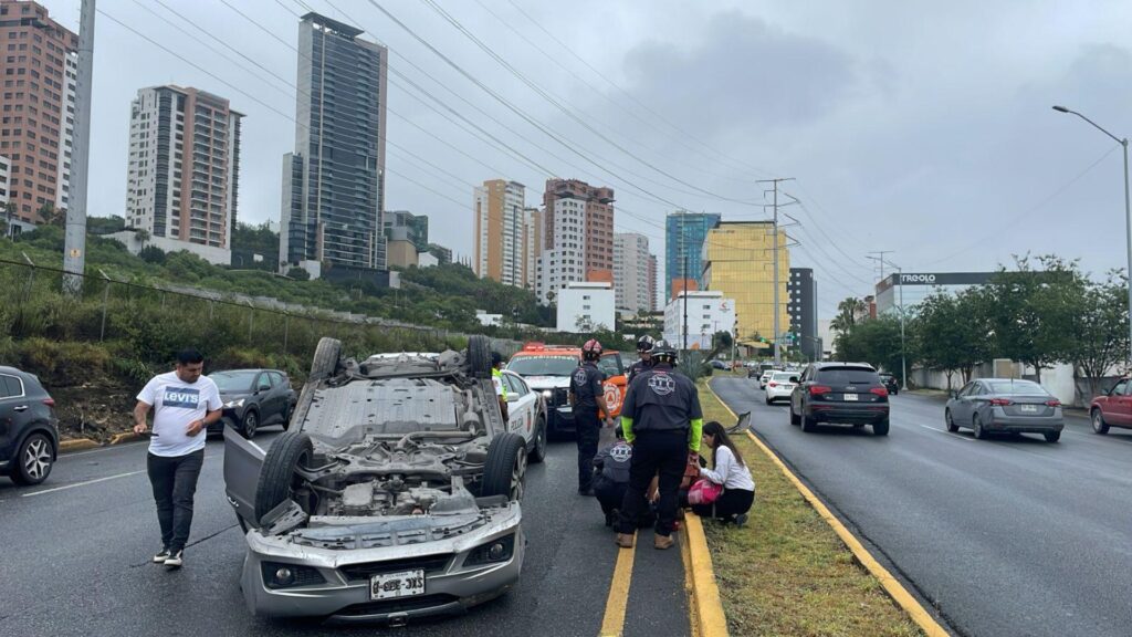 Volcadura en Lázaro Cárdenas deja un lesionado