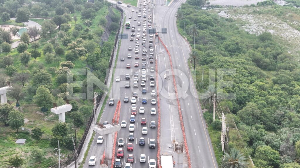 Colapsa Constitución por cierre de carriles exprés