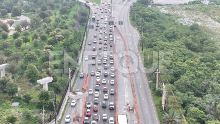 Colapsa Constitución por cierre de carriles exprés