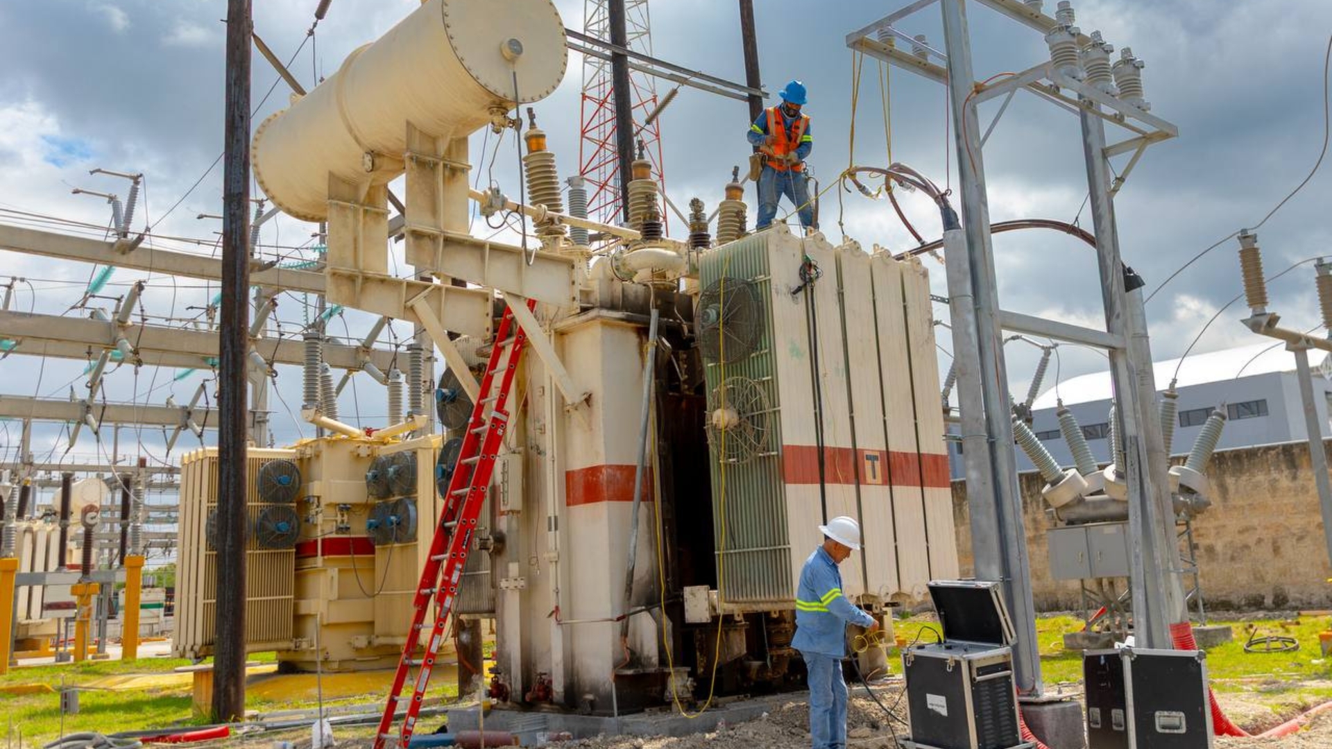 Mejoran suministro eléctrico con instalación de transformador en Juárez