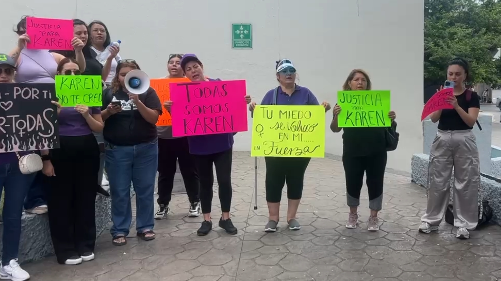 Exigen Justicia para Karen Frente al Palacio de Justicia de Monterrey