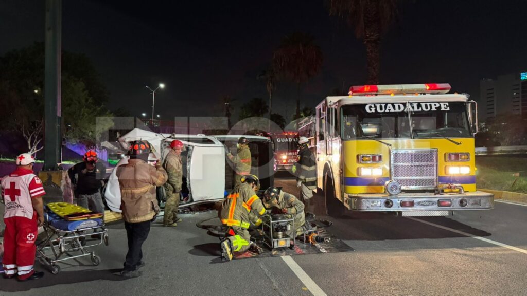 Conductor vuelca su camioneta en Morones Prieto, Guadalupe