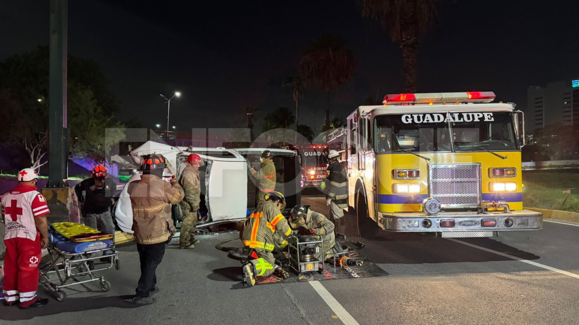 Conductor vuelca su camioneta en Morones Prieto, Guadalupe