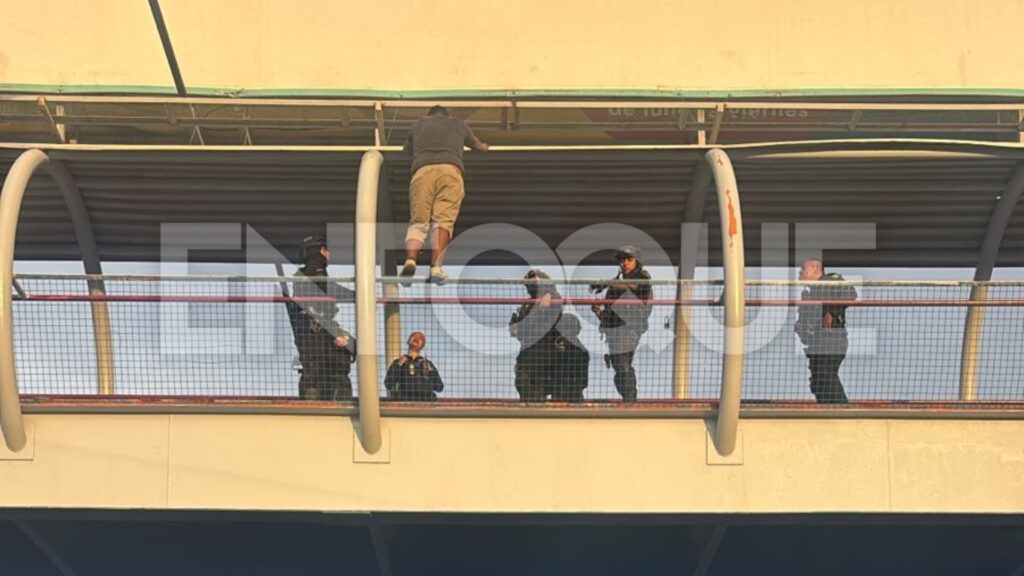 Evita Policía de Santa Catarina que hombre se lanzará de puente