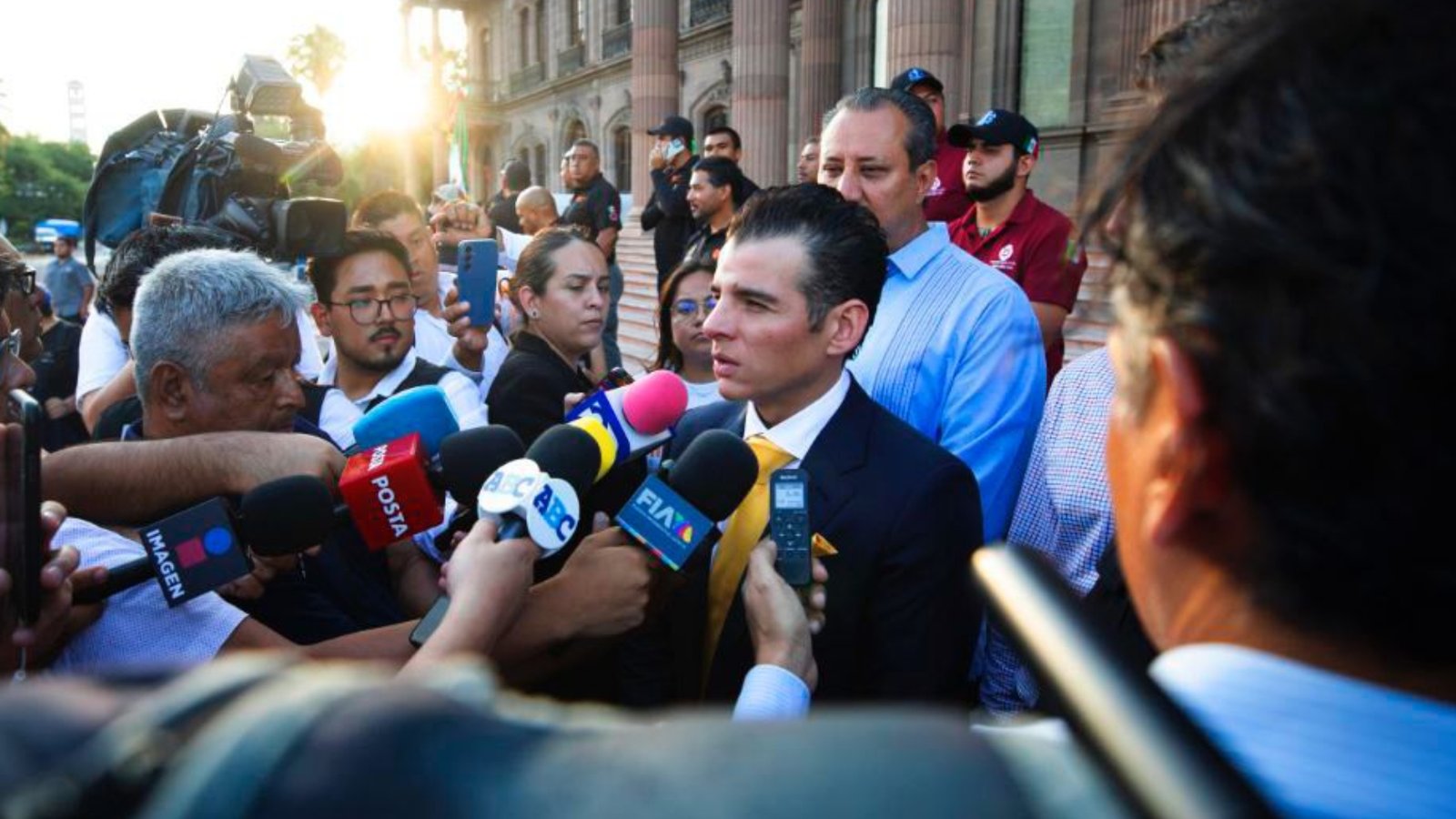 NL vive histórica transformación en movilidad : Mike Flores