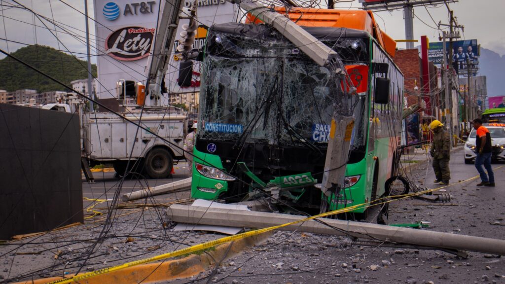 Ruta 85 Tierra Propia se estrella contra postes en Guadalupe