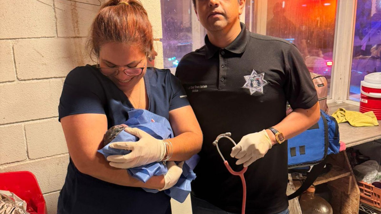 Asisten policías de Santa Catarina en el nacimiento de un bebé