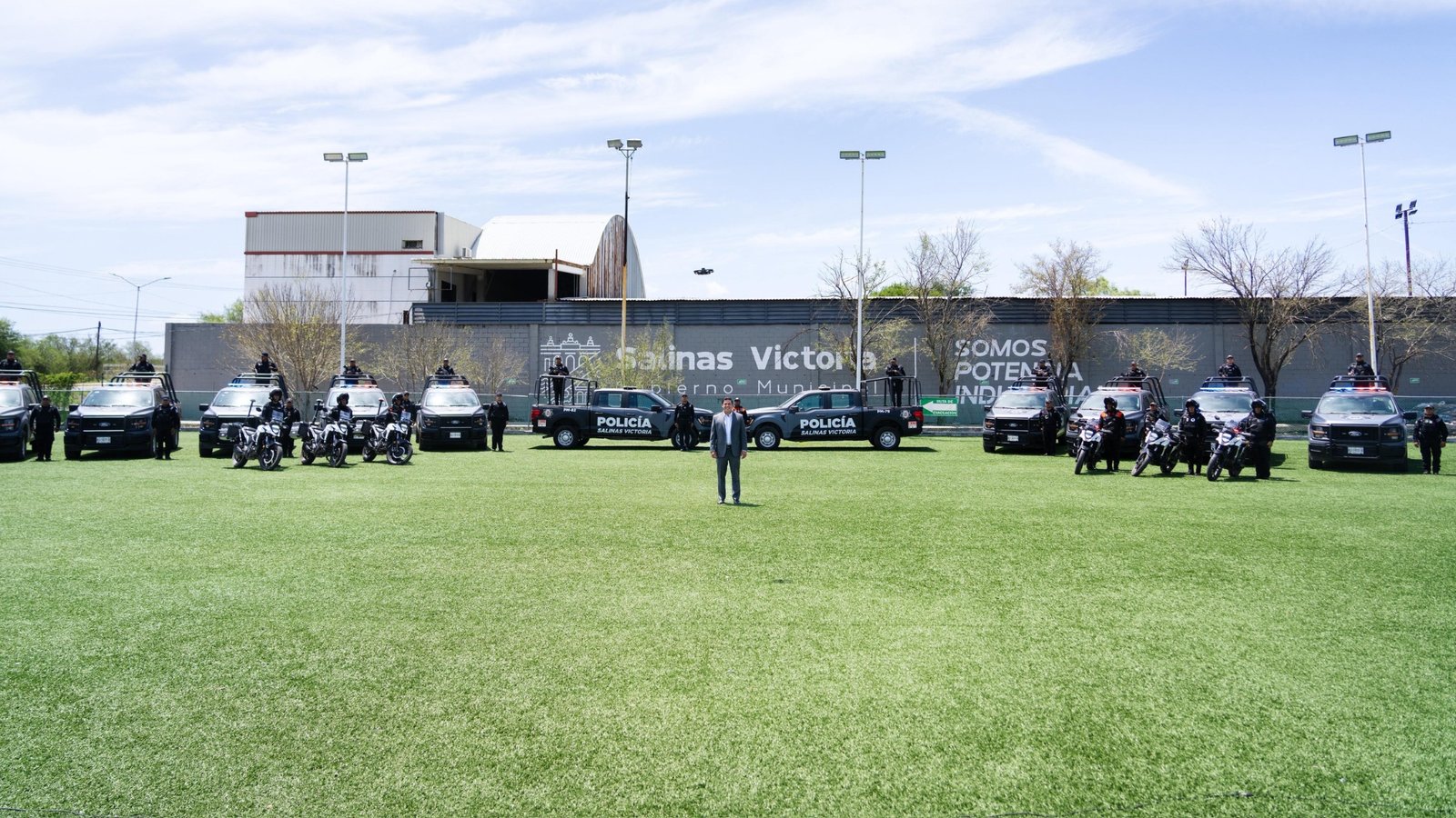 Celebra Raúl Cantú cumpleaños y entrega 18 unidades de policía