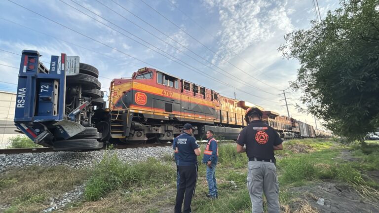Tráiler intenta ganarle el paso al tren en Apodaca